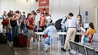 Επιβάτες με μάσκες και πιστοποιητικά ανά χείρας στο αεροδρόμιο της Ρώμης την περίοδο της πανδημίας