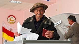 Ηλικιωμένος ψηφίζει σε παλαιότερη εκλογική αναμέτρηση στη Νότια Οσετία, αποσχισθείσα επαρχία της Γεωργίας