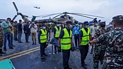 عناصر الإنقاذ النيباليون ينتشلون جثث الأشخاص الـ22 الذين كانوا على متن طائرة تحطّمت في جبال الهيمالايا، 30 مايو 2022