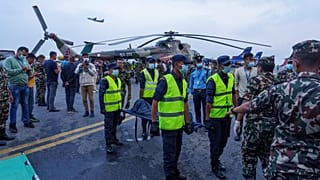 عناصر الإنقاذ النيباليون ينتشلون جثث الأشخاص الـ22 الذين كانوا على متن طائرة تحطّمت في جبال الهيمالايا، 30 مايو 2022