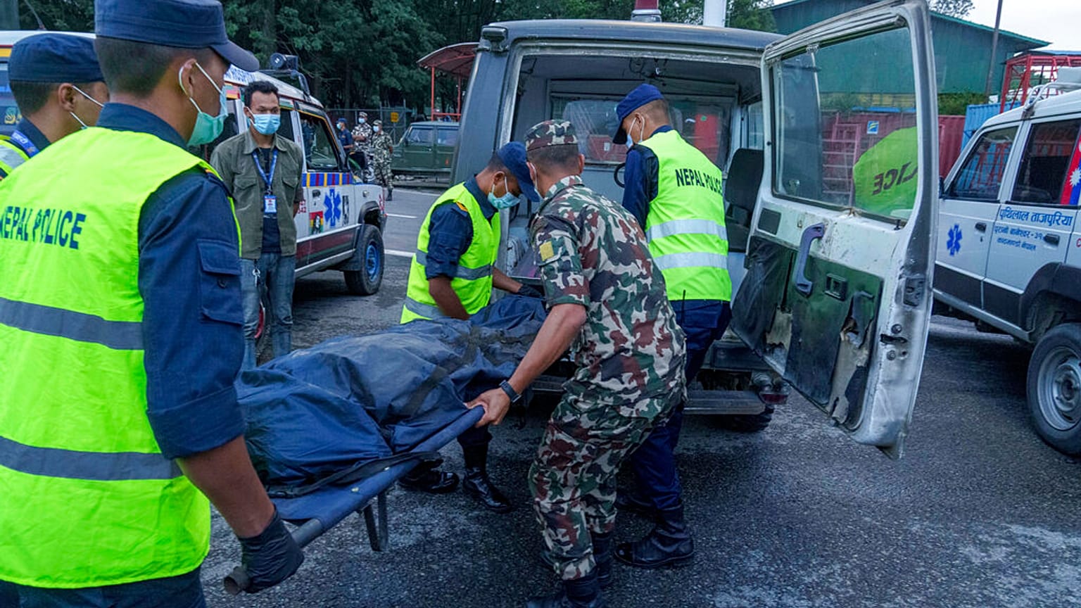 Μεταφορά σορού ενός εκ των επιβαινόντων στο αεροπλάνο που συνετρίβη στο Νεπάλ