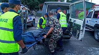 Μεταφορά σορού ενός εκ των επιβαινόντων στο αεροπλάνο που συνετρίβη στο Νεπάλ
