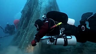 Taucher bei Säuberungsaktion unter Wasser vor Ithaka