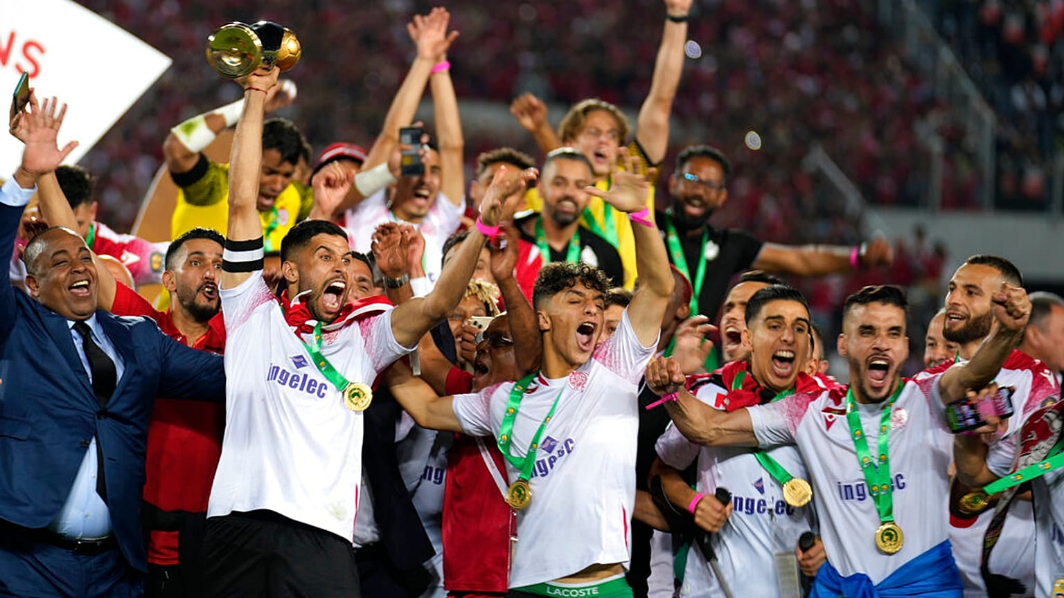 لاعبو الوداد المغربي يحتفلون بفوزهم في نهاية المباراة النهائية لدوري أبطال أفريقيا لكرة القدم ضد الأهلي المصري، ملعب محمد الخامس بالدار البيضاء، المغرب، في 30 مايو 2022 