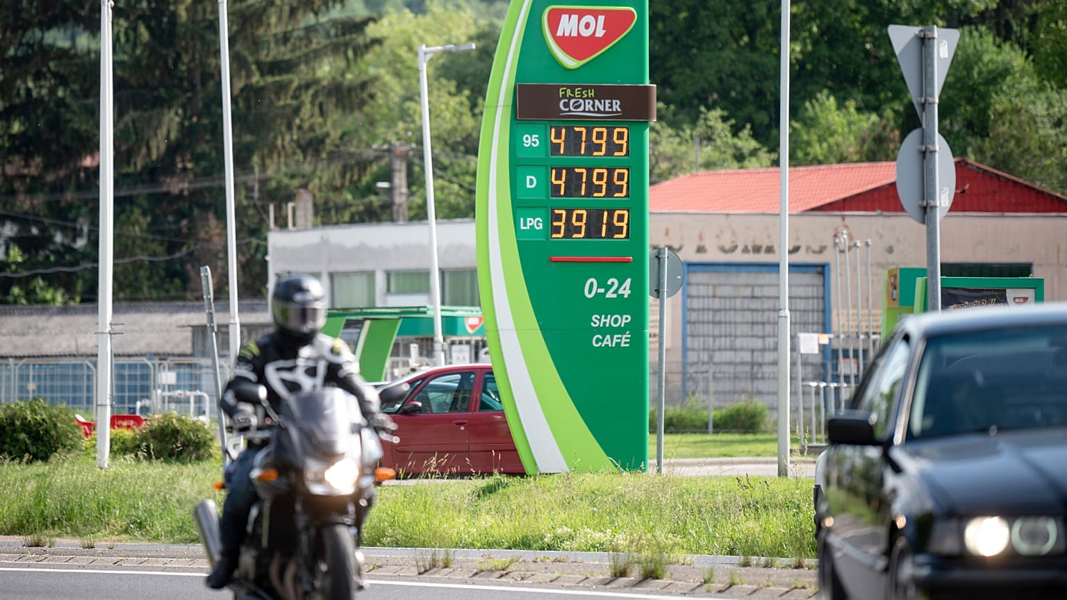 Hatósági áras benzin Salgótarján egyik Mol-kútjánál. Május 27-e óta már csak a magyar forgalmival és rendszámmal rendelkező kocsik tankolhatnak ennyiért