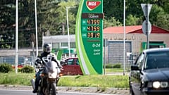 Hatósági áras benzin Salgótarján egyik Mol-kútjánál. Május 27-e óta már csak a magyar forgalmival és rendszámmal rendelkező kocsik tankolhatnak ennyiért
