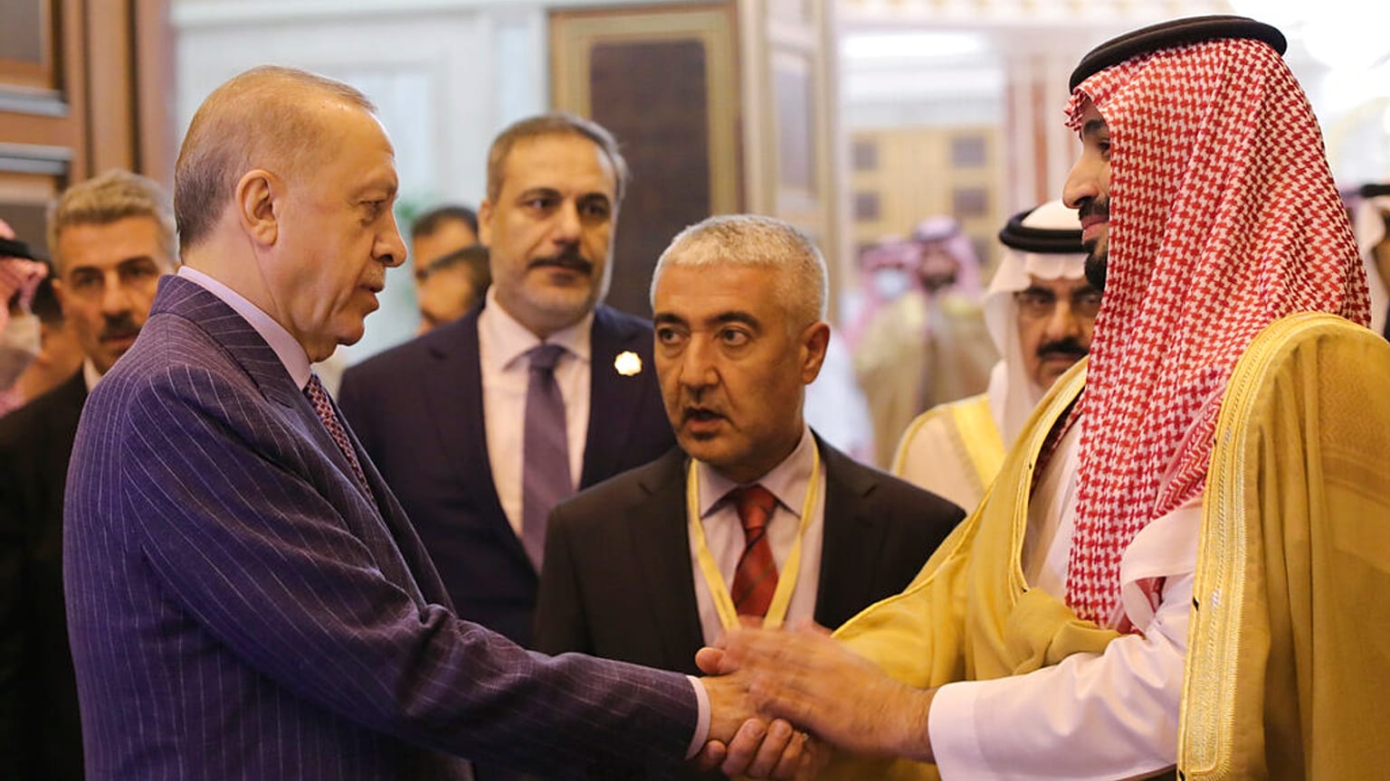 الرئيس التركي رجب طيب أردوغان وولي العهد السعودي الأمير محمد بن سلمان بعد اجتماعهما في جدة، المملكة العربية السعودية، 29 أبريل 2022