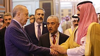 الرئيس التركي رجب طيب أردوغان وولي العهد السعودي الأمير محمد بن سلمان بعد اجتماعهما في جدة، المملكة العربية السعودية، 29 أبريل 2022