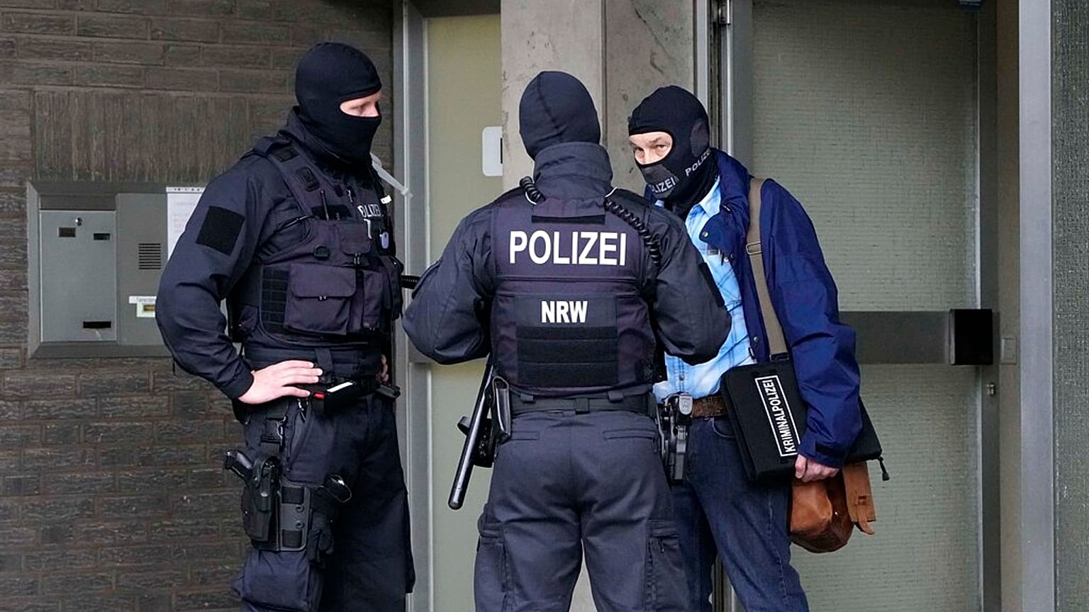 Covid-19 dolandırıcılarının peşindeki Alman polisi baskınları arttırdı