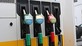Die Verbraucher:innen sollen entlastet werden: Doch für den Tankrabatt der Ampelkoalition gibt es viel Kritik. 