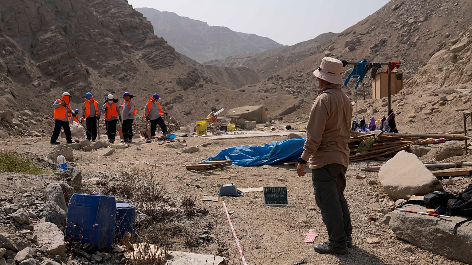 Forenses trabajan en el lugar donde se encontraron las víctimas de la "Masacre de la Cantuta", Perú, 30/5/2022