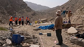 Forenses trabajan en el lugar donde se encontraron las víctimas de la "Masacre de la Cantuta", Perú, 30/5/2022