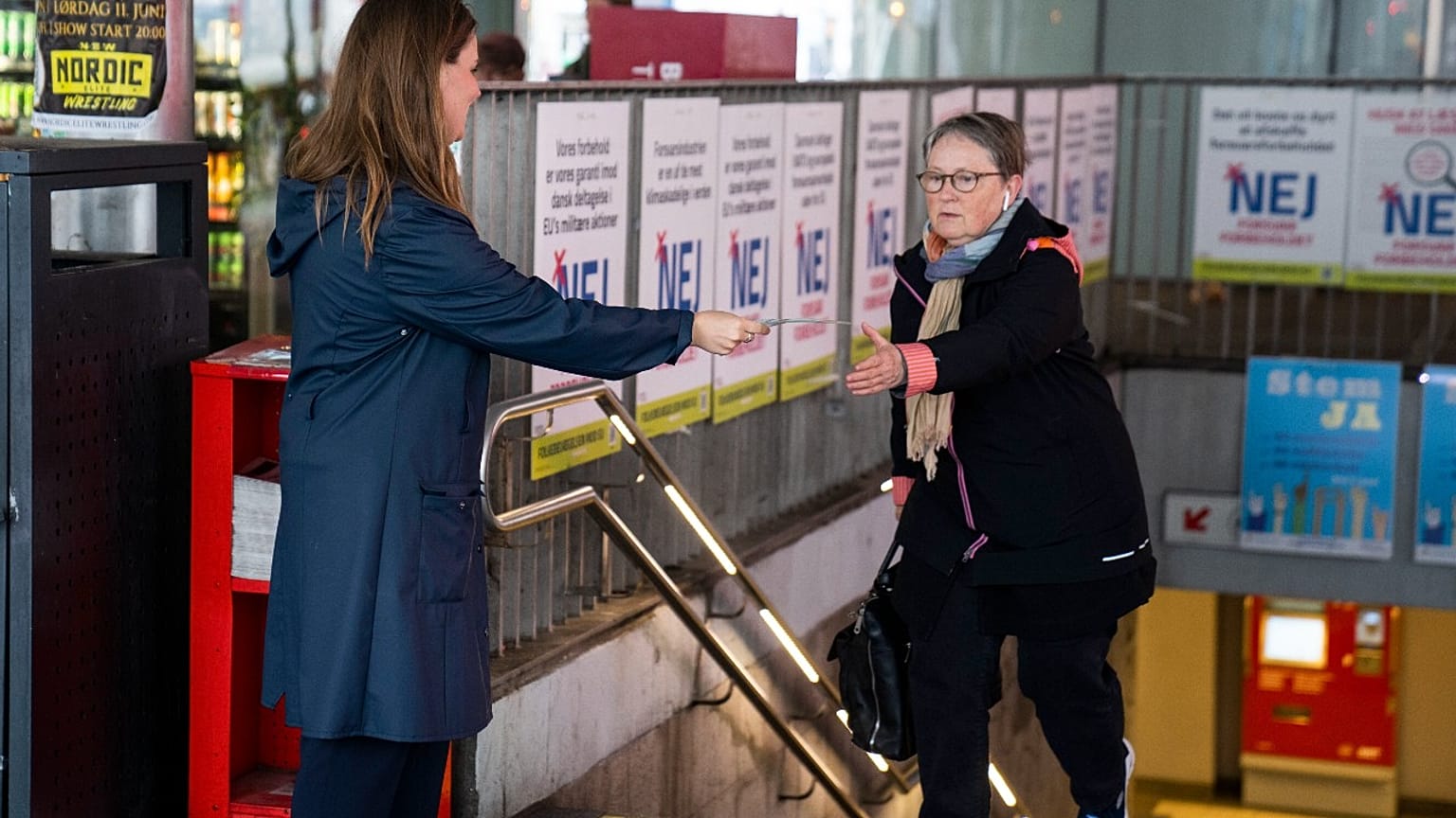 Mai Villadsen (Enhedslisten) verteilt Flugblätter zur Volksabstimmung in Kopenhagen.