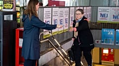 Mai Villadsen (Enhedslisten) verteilt Flugblätter zur Volksabstimmung in Kopenhagen.