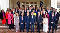 Le nouveau Premier ministre australien Anthony Albanese (au centre) avec son équipe gouvernementale, Canberra (Australie), le 01/06/2022