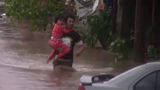Helyi lakosok mentik az ingóságaikat