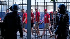 Rendőrök figyelik a vonuló Liverpool szurkolókat a Bajnokok Ligája döntője előtt