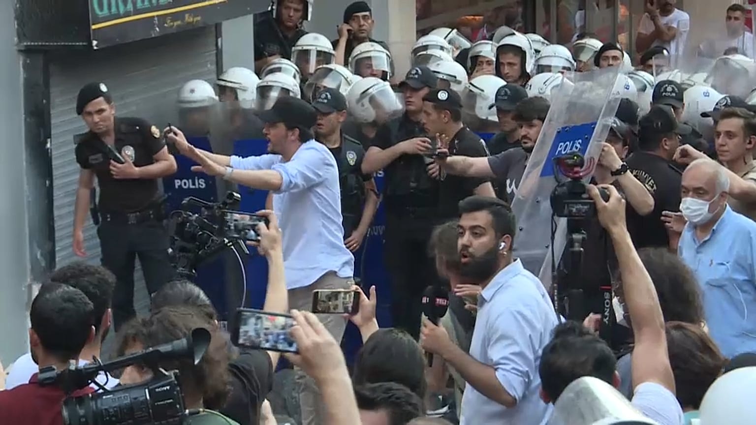 ΕΠΕΙΣΟΔΙΑ ΣΤΗΝ ΠΛΑΤΕΙΑ ΤΑΞΙΜ