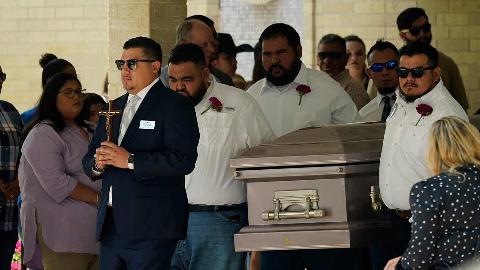 Urna de Amerie o Garza, de 10 anos, deixa a igreja em Uvalde