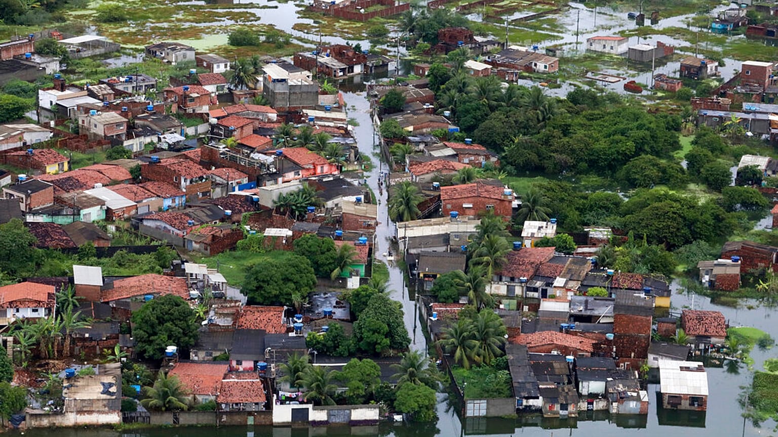 Afetler sebebiyle yaklaşık 6 bin 200 kişinin yaşadığı yerleri terk etmek zorunda kaldığı ve eyalet çapında acil durum ilan edilen kentlerin sayısının 24'e çıktığı açıklandı