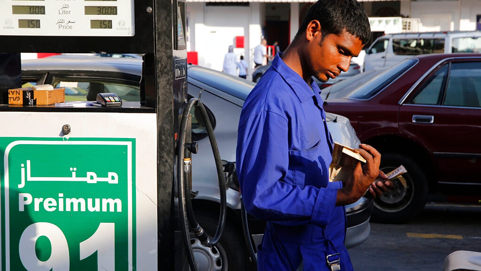 عامل في محطة وقود يحسب النقود بالريال السعودي في انتظار العملاء في جدة، المملكة العربية السعودية، الأربعاء 13 نوفمبر 2019