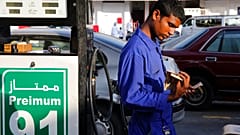 عامل في محطة وقود يحسب النقود بالريال السعودي في انتظار العملاء في جدة، المملكة العربية السعودية، الأربعاء 13 نوفمبر 2019