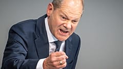 Olaf Scholz durante o anúncio no "Bundestag"