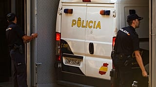 İspanyol polisi kızlarından birinin talebi üzerine eski prensesin dairesine girdi