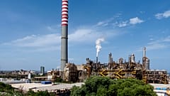 خارج مصفاة ISAB في Priolo-Gargallo بالقرب من سيراكيوز صقلية يوم الثلاثاء 31 مايو 2022.