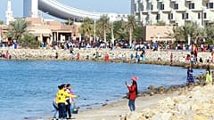 مسيحيون يقضون يوم عيد الميلاد على الشاطئ في مدينة الكويت، في 25 ديسمبر 2019.