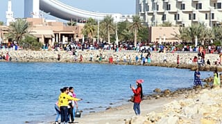 مسيحيون يقضون يوم عيد الميلاد على الشاطئ في مدينة الكويت، في 25 ديسمبر 2019.
