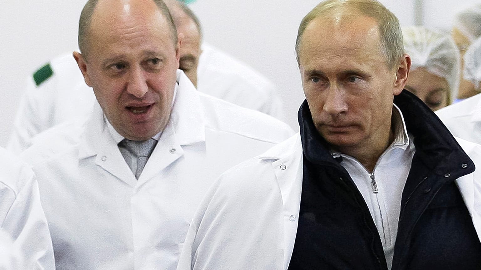 Евгений Пригожин и Владимир Путин на заводе по производству школьных обедов. 2010 год