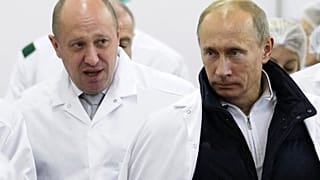 Евгений Пригожин и Владимир Путин на заводе по производству школьных обедов. 2010 год