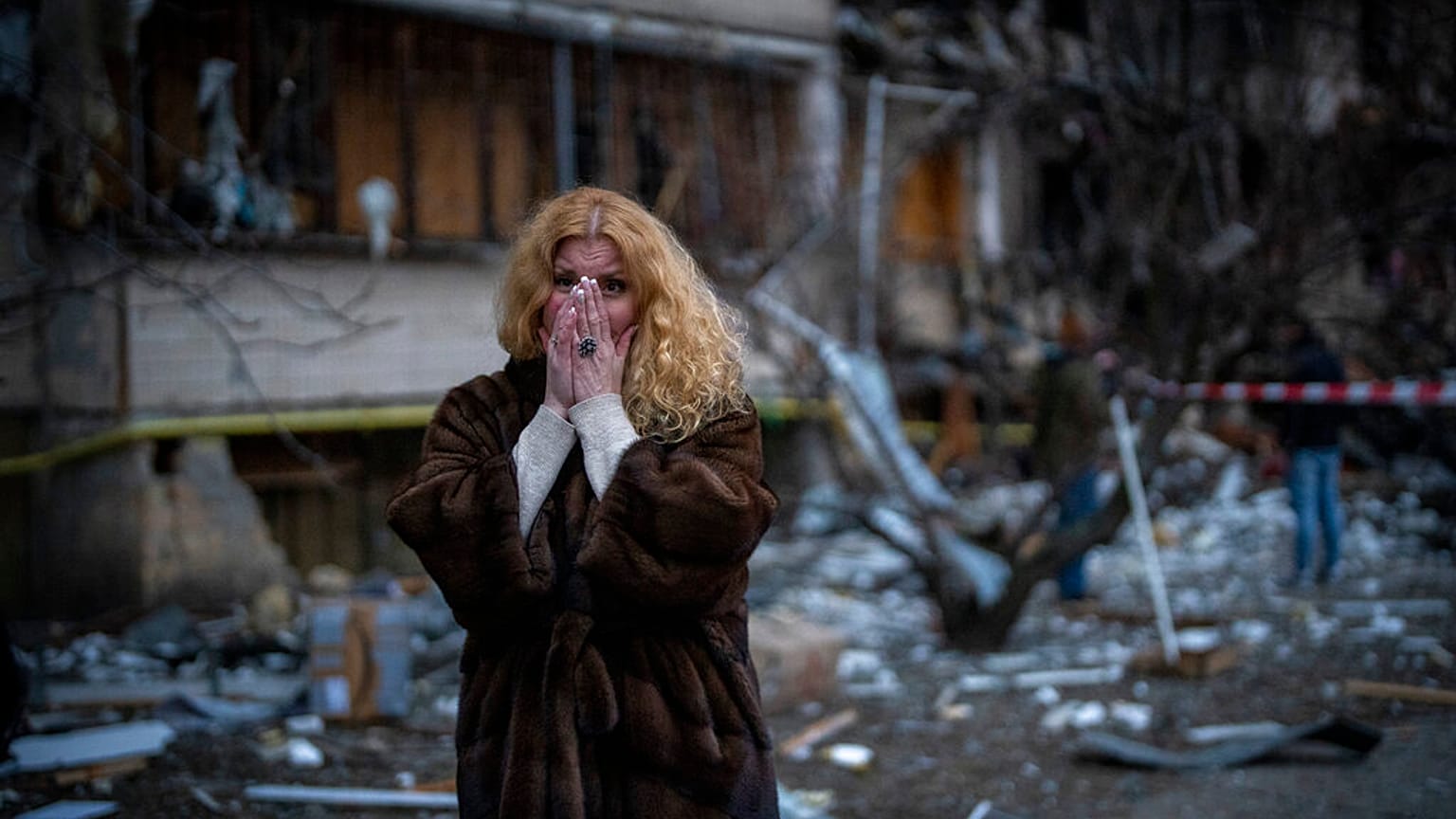 Après un tir de roquettes à Kyiv (Ukraine), le 25/02/2022