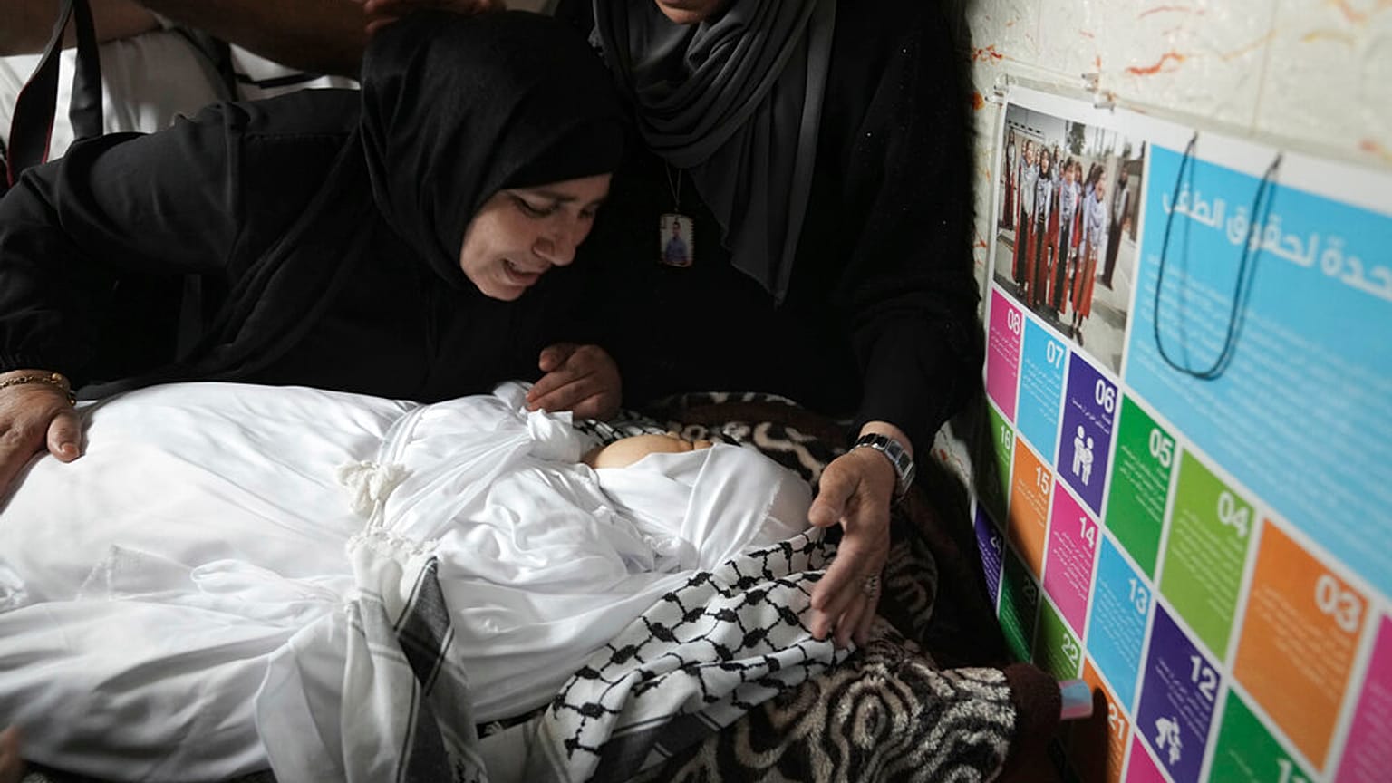 Eine Frau trauert um Ghafran Warasna, die von israelischen Sicherheitskräften bei Hebron im Westjordanland erschossen wurde, 01.06.2022