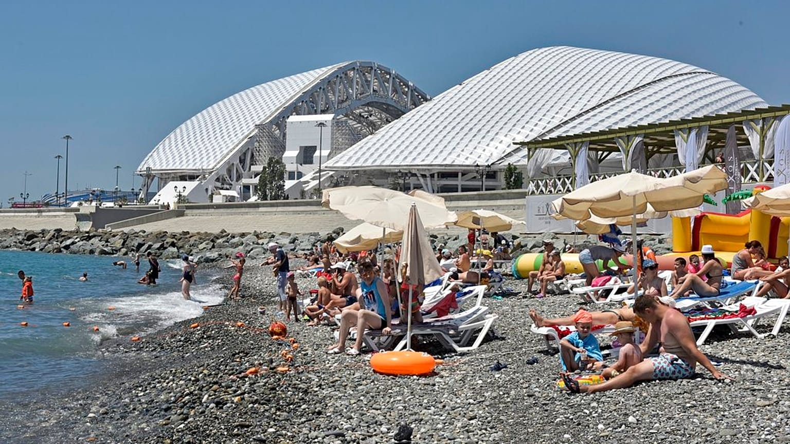 Una cartolina da Sochi. Al mare vicino al Fisht Stadium. 