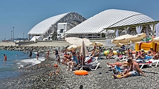 Una cartolina da Sochi. Al mare vicino al Fisht Stadium. 