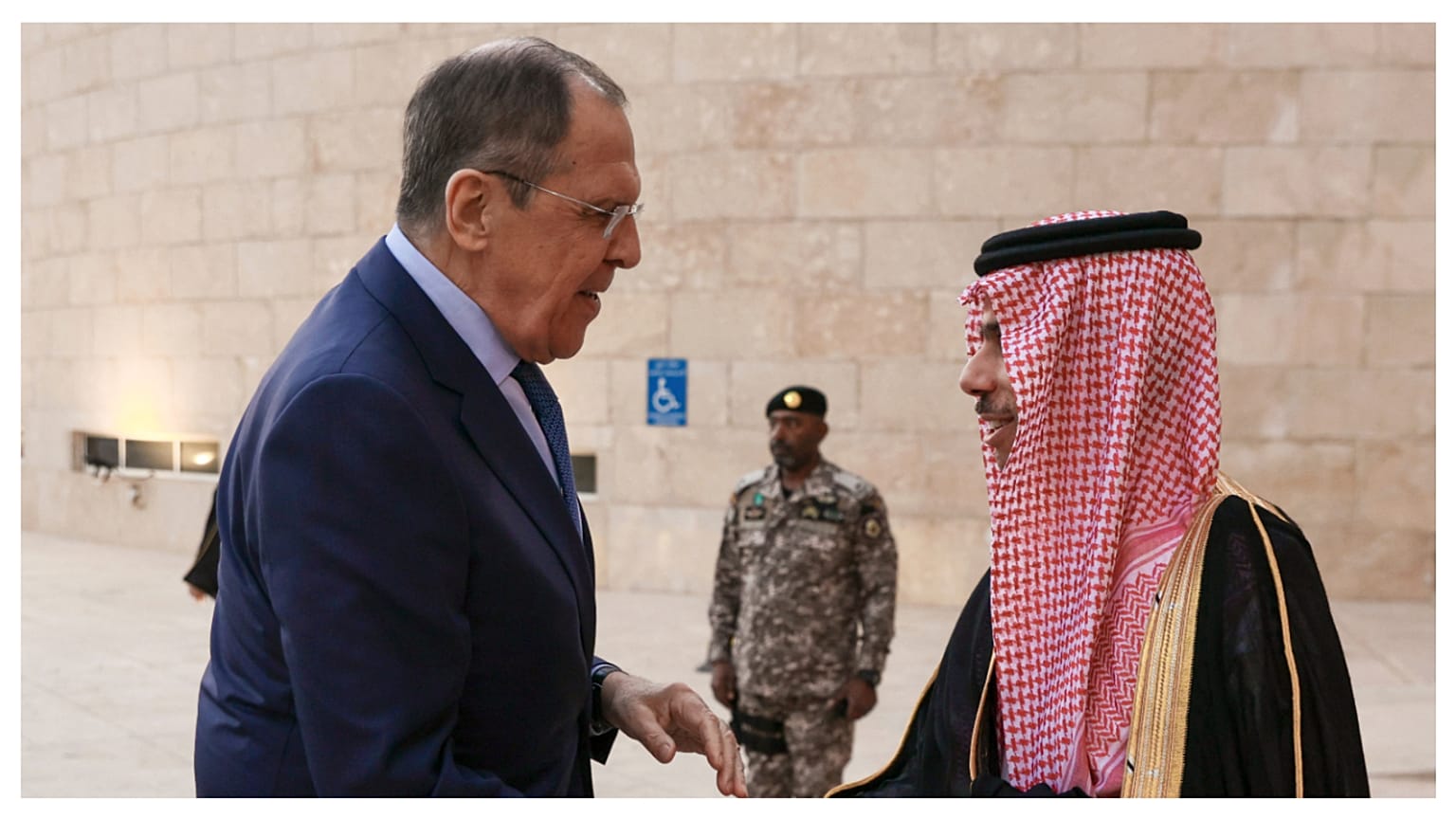 وزير الخارجية الروسي سيرغي لافروف ونظيره السعودي فيصل بن فرحان