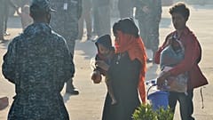 Refugiados rohingya caminan con sus pertenencias para ser reubicados en la isla de Bhasan Char, en Chattogram, Bangladesh, el viernes 29 de enero de 2021