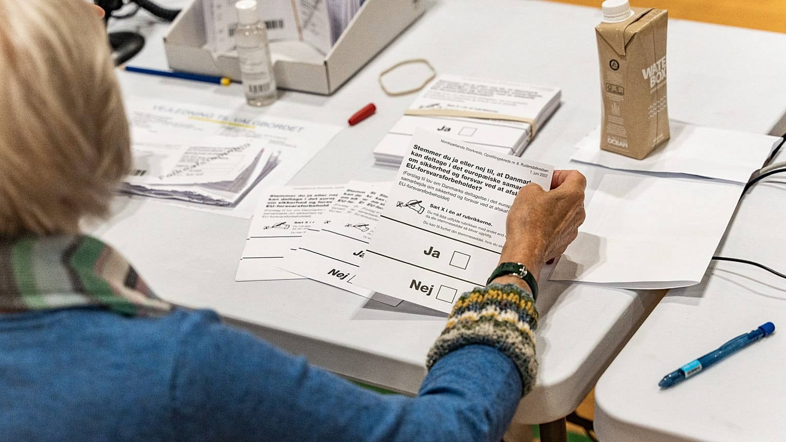 assesseure dans un bureau de vote à Birkerød, dans le nord-est du Danemarl 