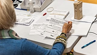 assesseure dans un bureau de vote à Birkerød, dans le nord-est du Danemarl