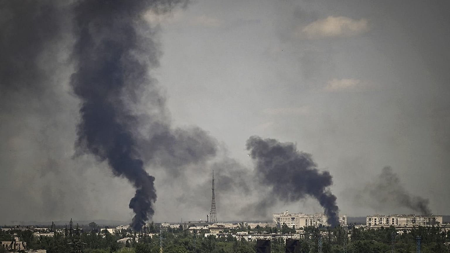 De la fumée s'élève dans la ville de Severodonetsk lors de violents combats entre les troupes ukrainiennes et russes dans la région de Donbas,  le 30 mai 2022.