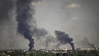 De la fumée s'élève dans la ville de Severodonetsk lors de violents combats entre les troupes ukrainiennes et russes dans la région de Donbas, le 30 mai 2022.