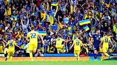 In Glasgow gab es eine beeindruckend große ukrainische Fankurve. Hier jubelt sie über das 2:0