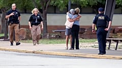 Menschen vor dem Tatort nach einer Schießerei im Natalie Medical Building in Tulsa
