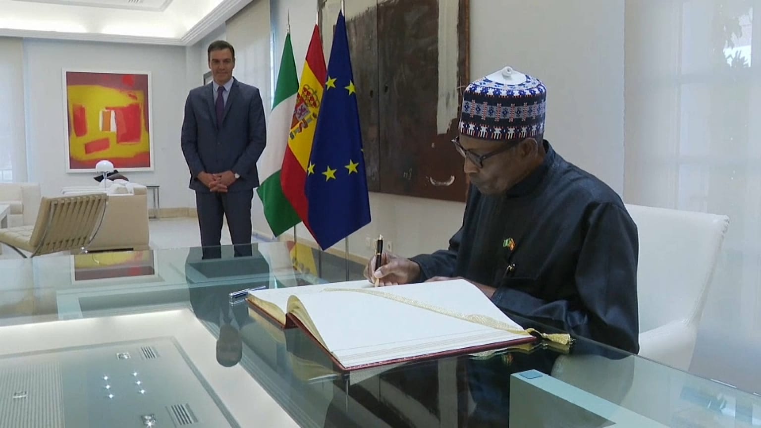 El presidente de Nigeria firma la declaración ante el presidente del Gobierno de España, Pedro Sánchez. Madrid, 2/6/2022