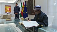 El presidente de Nigeria firma la declaración ante el presidente del Gobierno de España, Pedro Sánchez. Madrid, 2/6/2022