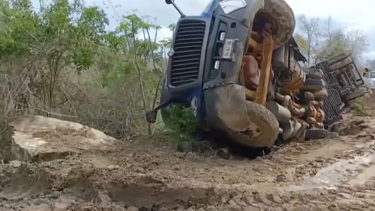 Camión volcado por el huracán Agatha en México