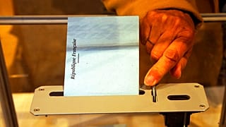 Scène de vote dans un village du sud-ouest de la France, lors du second tour de l'élection présidentielle le 24/04/2022