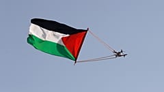 علم فلسطيني معلق على طائرة مدنية بدون طيار يرفرف فوق القدس في 29 مايو/أيار 2022